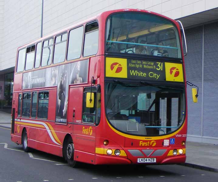 SHOWBUS PHOTO GALLERY First in London